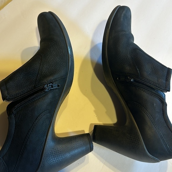 Ecco black soft suede pebbles sculptured with cone heel low cut zip up booties - Picture 9 of 12